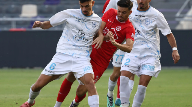 לירן רוטמן שחקן הפועל תל אביב בין עילאי תומר (מימין), סאלי גנון שחקני מכבי יפו (צילום: דני מרון)