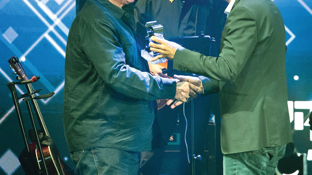 יוסי גיספן מקבל פרס אקו"ם  (צילום: משה ציטיאת)