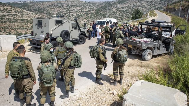 חיילי צה''ל מתעמתים עם מתנחלים  (צילום: שריה דיאמנט, פלאש 90)