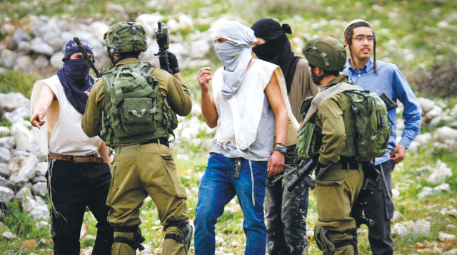 חיילי צה''ל מתעמתים עם מתנחלים ליד שכם (צילום: נאסר אישתיה, פלאש 90)