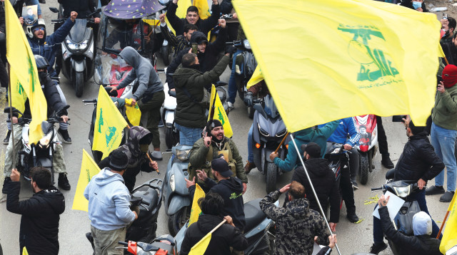 פעילי חיזבאללה בביירות במפגן תמיכה (צילום: רויטרס)