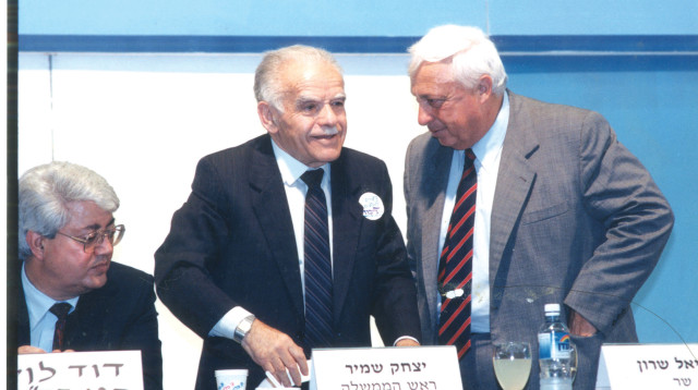 אריאל שרון, יצחק שמיר ודוד לוי (צילום: ראובן קסטרו, פלאש 90)