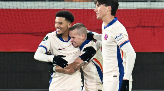 צ'זארה קסאדיי, מיכאילו מודריק, ג'יידון סאנצ'ו שחקני צ'לסי חוגגים (צילום: רויטרס)