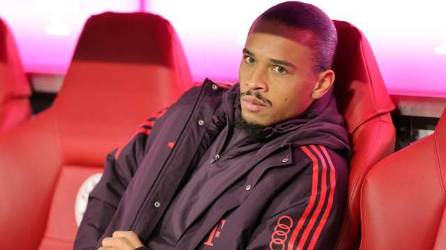 לירוי סאנה על הספסל של באיירן מינכן (צילום: GettyImages, Marcel Engelbrecht - firo sportphoto)