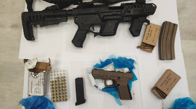 הנשק והתחמושת שנתפסו במתחם מגורים בלוד (צילום: דוברות המשטרה)