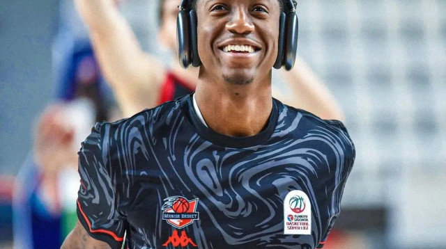 סייבן לי במדי מאניסה (צילום: אתר רשמי, מתוך עמוד האינסטגרם של מאניסה)