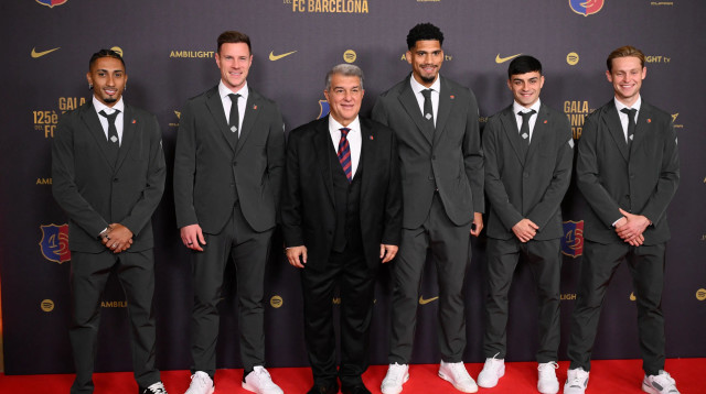 נשיא ברצלונה ז'ואן לאפורטה והשחקנים (צילום: GettyImages, JOSEP LAGO)