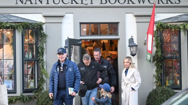 ג'ו ביידן קונה ספר שנוי במחלוקת (צילום: gettyimages)