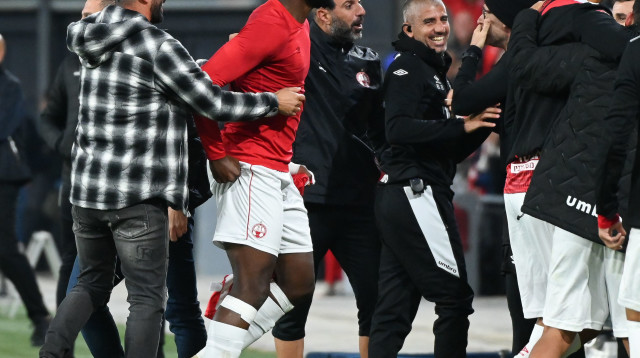 הפועל באר שבע חוגגת ניצחון דרמטי ומתוק (צילום: ברני ארדוב)