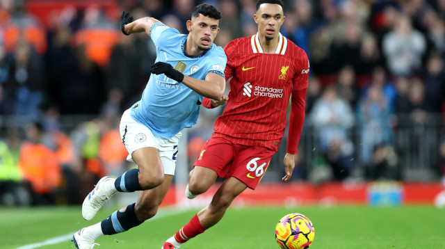 מתאוש נונש שחקן מנצ'סטר סיטי לצד טרנט אלכסנדר ארנולד שחקן ליברפול (צילום: GettyImages)