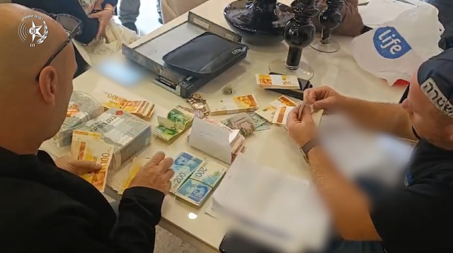 פשיטה משטרתית (צילום: דוברות המשטרה)