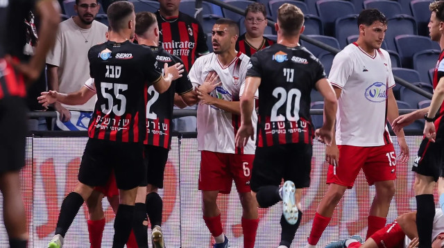 עילאי אלמקייס שחקן בני סכנין בעימות עם שחקני הפועל חיפה (צילום: מאור אלקסלסי)