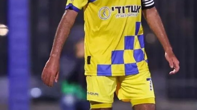 עמית שפירא במדי מכבי עירוני אשדוד (צילום: לירון מולדובן)