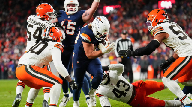 שחקן דנבר ברונקוס מייקל ברטון חודר לאנדזון מול קליבלנד (צילום: GettyImages, Cooper Neill)