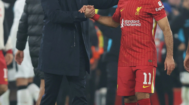 מאמן ליברפול, ארנה סלוט, עם מוחמד סלאח (צילום: GettyImages, Crystal Pix/MB Media)