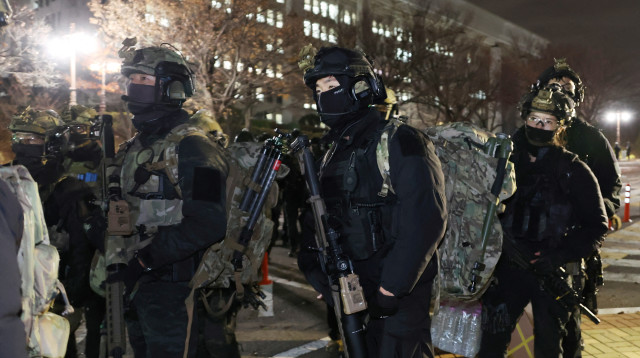 כוחות צבאיים ברחובות סיאול, לאחר ההכרזה על ממשל צבאי בדרום קוריאה (צילום: רויטרס)