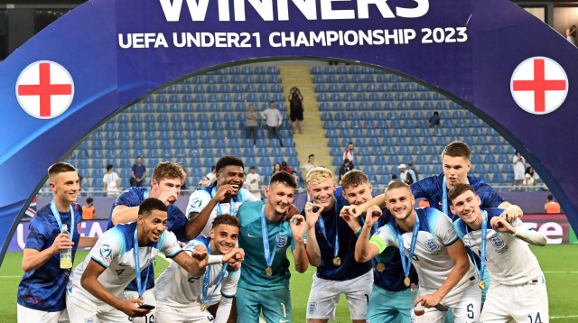 שחקני נבחרת אנגליה הצעירה חוגגים זכייה באליפות אירופה 2023 (צילום: GettyImages, VANO SHLAMOV)