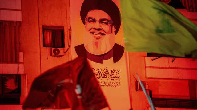 דגלי חיזבאללה על רק תמונת נסראללה (צילום: NAEL CHAHINE/Middle East Images/AFP via Getty Images)