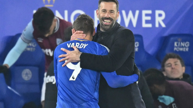 רוד ואן ניסטלרוי מאמן לסטר חוגג עם ג'יימי ורדי (צילום: GettyImages)