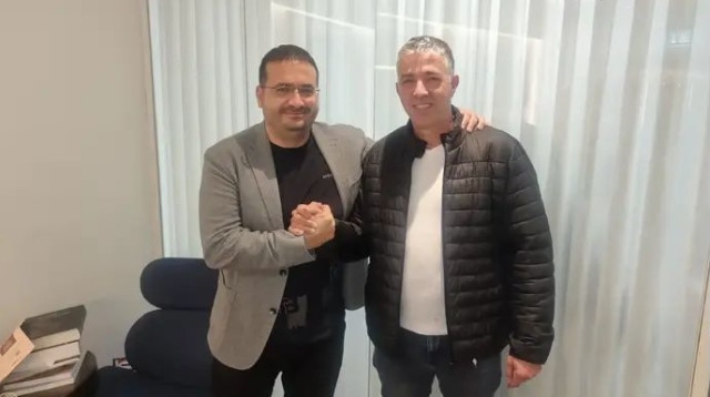 סוף לוויכוח? רמי כהן עם עופר ינאי (צילום: אתר רשמי, באדיבות הפועל תל אביב)