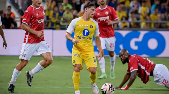 שחקן הפועל באר שבע, יוני סטויאנוב, מול שחקן מכבי תל אביב גבי קניקובסקי (צילום: אריאל שלום)