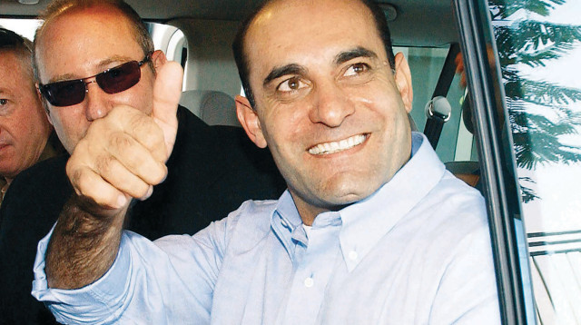 עזאם עזאם משתחרר ועולה למטוס באילת (צילום: יהודה בן יתח למעריב)
