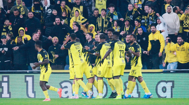 שחקני בית"ר ירושלים חוגגים (צילום: קובי אליהו)