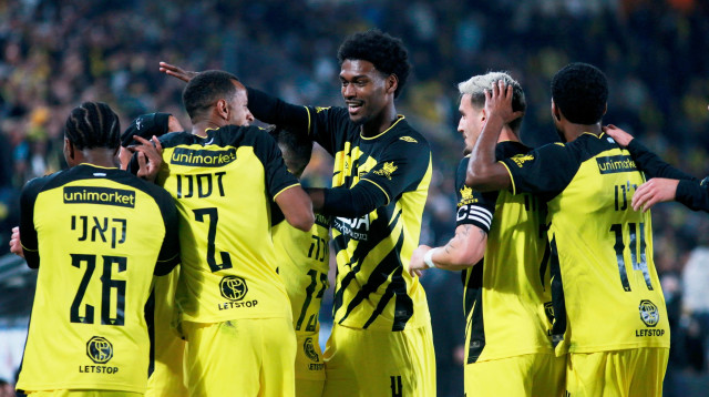 שחקני בית"ר ירושלים חוגגים (צילום: קובי אליהו)