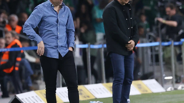 ברק בכר מאמן מכבי חיפה לצד רן קוז'וך מאמן מכבי נתניה (צילום: ברני ארדוב)