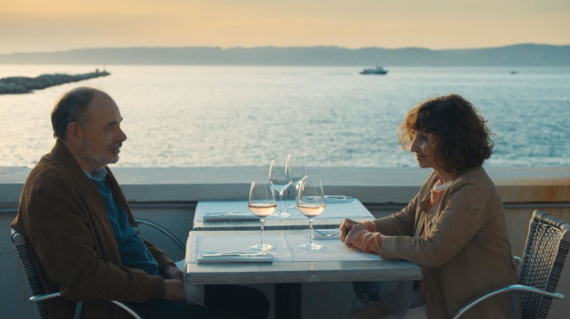 רומן מרגש של שנות ה-50 המאוחרות. מתוך "והחגיגה נמשכת" (צילום: באדיבות סרטי נחשון)