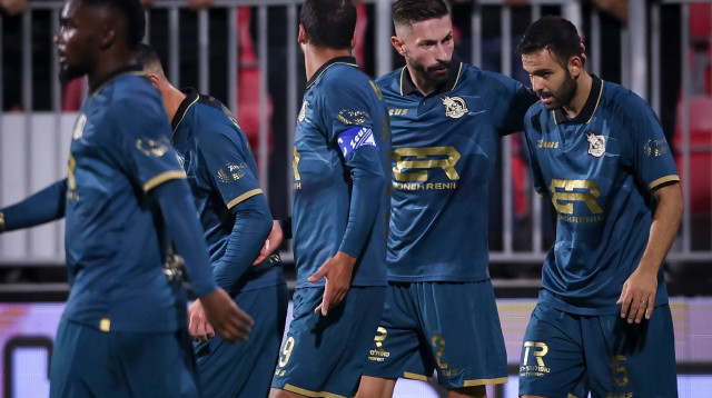 שחקני מכבי בני ריינה חוגגים עם גיא חדידה (מימין) (צילום: מאור אלקסלסי)