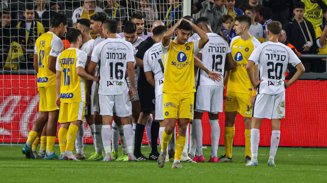 אלעד מדמון שחקן מכבי תל אביב מאוכזב, שחקני הפועל חדרה נערכים לפנדל (צילום: לילך וייס רוזנברג)