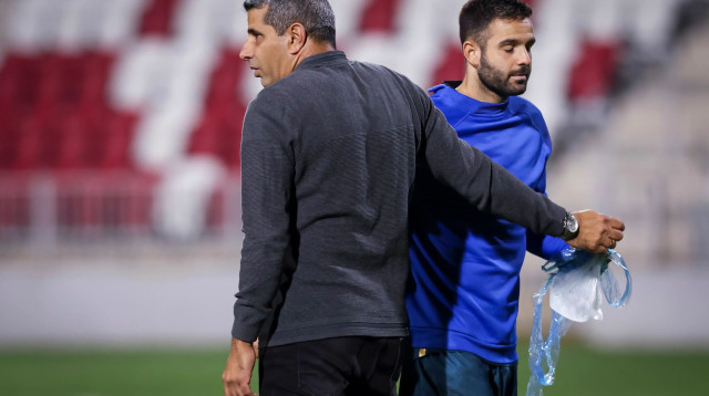 גיא חדידה שחקן מכבי בני ריינה עם מאמנו שרון מימר (צילום: מאור אלקסלסי)