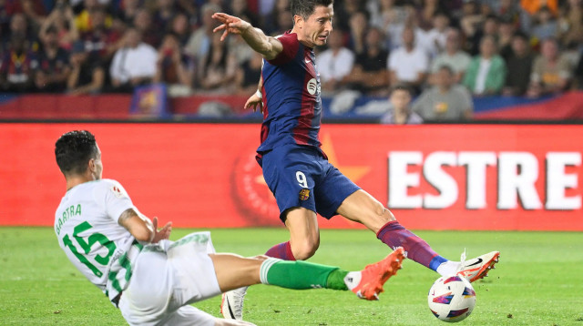 רוברט לבנדובסקי שחקן ברצלונה מול מארק בארטרה שחקן בטיס (צילום: GettyImages, JOSEP LAGO/AFP)