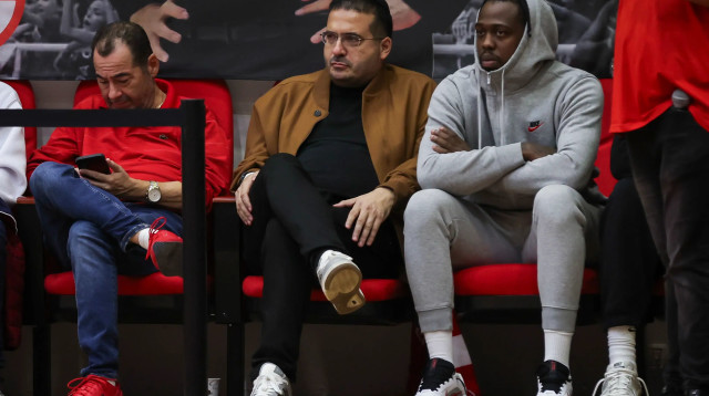 בעלי הפועל תל אביב עופר ינאי ליד ג'ייקובן בראון (צילום: מאור אלקסלסי)