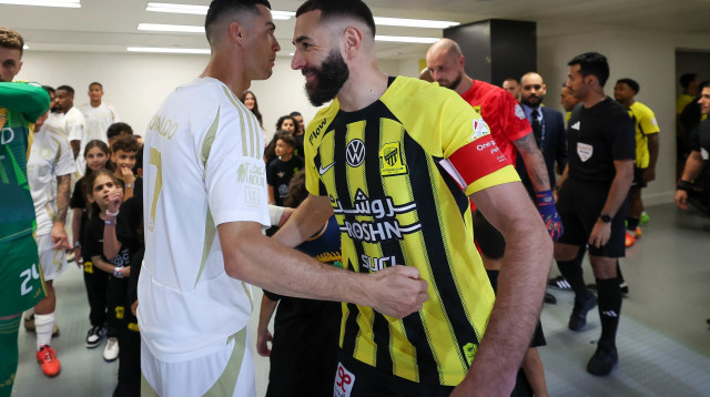 כריסטיאנו רונאלדו שחקן אל נאסר לצד קארים בנזמה שחקן אל איתיחאד (צילום: GettyImages)