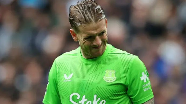 איזו טעות של שוער נבחרת אנגליה. פיקפורד (צילום: GettyImages)