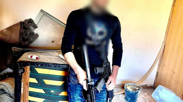 החשוד מבצע ירי ומחזיק כלי נשק כפי שנחשף במכשירו הסלולרי (צילום: דוברות המשטרה)