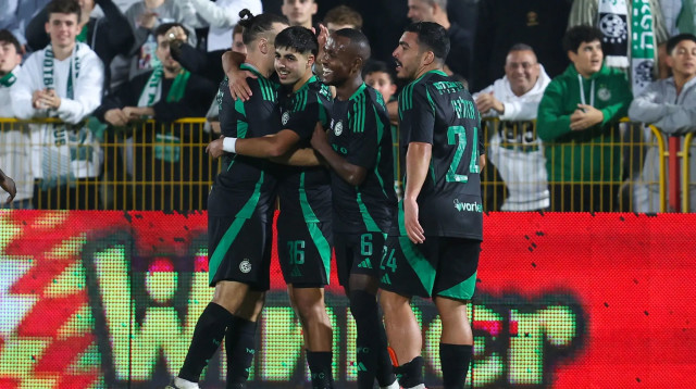 שחקני מכבי חיפה חוגגים עם איאד חלאילי (צילום: לירון מולדובן)