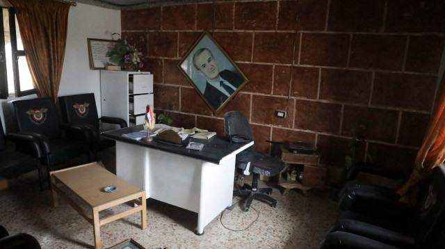 תמונתו של חאפז אל אסד בחומס (צילום:  REUTERS/Mahmoud Hasano)