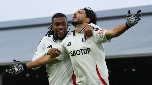 ראול חימנס שחקן פולהאם חוגג שער, איתו אלכס איוובי (צילום: רויטרס)