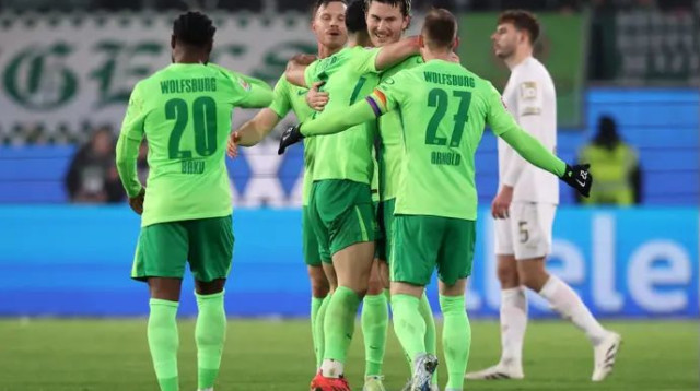 ברגע האחרון. שחקני וולפסבורג חוגגים עם יונאס וינד (צילום: GettyImages, RONNY HARTMANN/AFP)