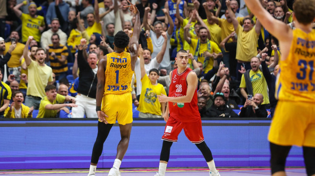 שחקן מכבי תל אביב ג'יילן הורד לצד שחקן הפועל תל אביב ים מדר (צילום: לירון מולדובן)