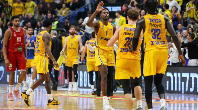 שחקן מכבי תל אביב ג'יילן הורד עם רוקאס יוקובאיטיס, ווניין גבריאל (צילום: לירון מולדובן)