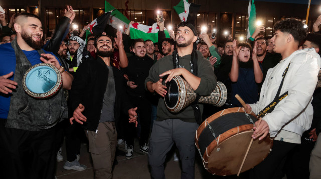 סורים חוגגים את נפילת משטרו של אסד ברחובות (צילום: רויטרס)