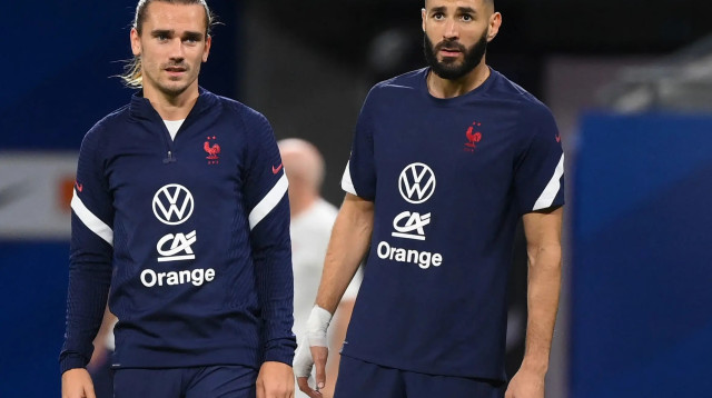שחקן נבחרת צרפת אנטואן גריזמן ליד קארים בנזמה (צילום: GettyImages, FRANCK FIFE/AFP)
