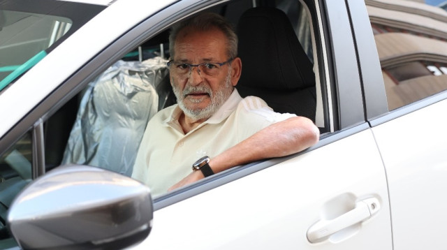 יעקב בוזגלו עם הסובארו החדשה (צילום: אור גפן)