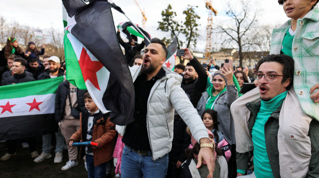פליטים סורים בגרמניה חוגגים את נפילתו של אסד (צילום: רויטרס)