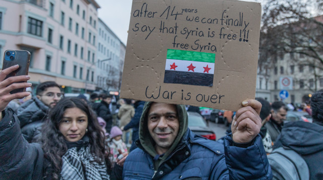 פליטים סורים חוגגים בברלין  (צילום: REUTERS)