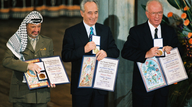 יצחק רבין, שמעון פרס ויאסר ערפאת בעת קבלת פרס נובל לשלום (צילום: רויטרס)